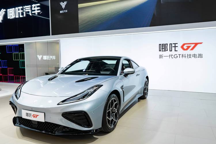 佛山238哪吒汽车在智能汽车领域的表现，领途汽车在新能源汽车市场中的影响力